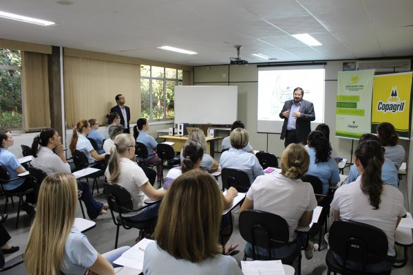 Palestra na Copagril estimula mulheres a terem ousadia, coragem e f&eacute;