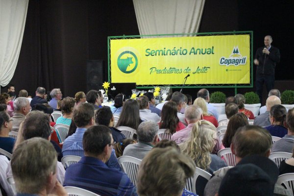 Copagril difunde conhecimento e premia produtores de leite em semin&aacute;rio