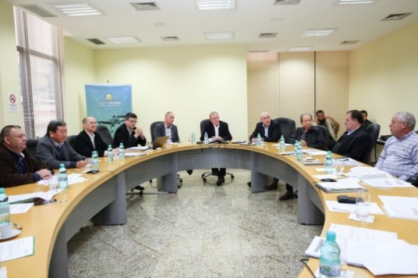 Diretores da Ocepar participam de reuni&atilde;o ordin&aacute;ria em Curitiba