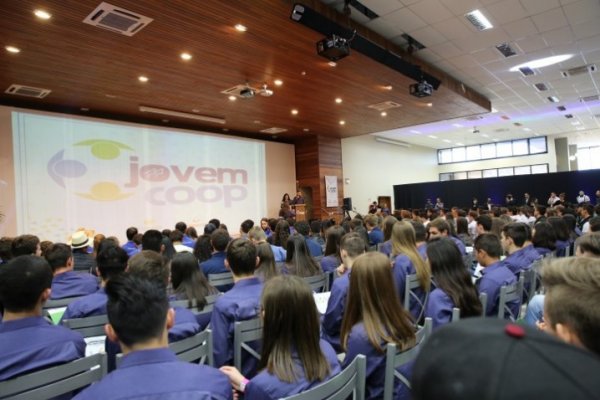 Jovens da Copagril participam do 26&deg; Encontro Estadual do Jovemcoop