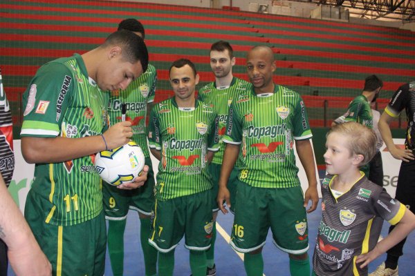 Torcedor-mirim da equipe Copagril Futsal impressiona pelo conhecimento sobre o time