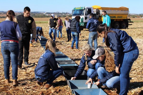 Copagril oferece apoio a atividade pr&aacute;tica de acad&ecirc;micos de Agronomia da Unioeste
