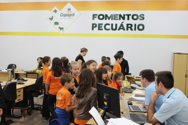 Copagril abre as portas para mostrar a alunos de escolas municipais profiss&otilde;es dentro da cooperativa