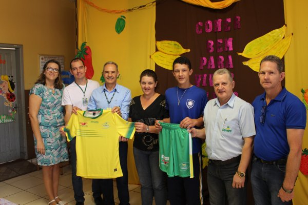 AACC e Secretaria de Esportes entregam materiais esportivos para alunos de Margarida