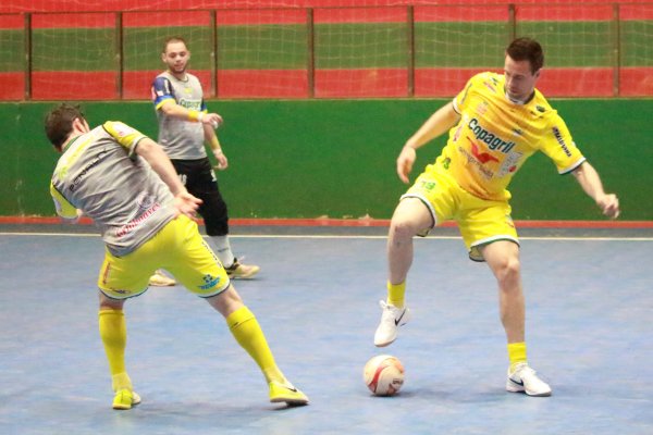 Ap&oacute;s quatro meses de recupera&ccedil;&atilde;o, Ronaldo j&aacute; treina com bola na Copagril Futsal