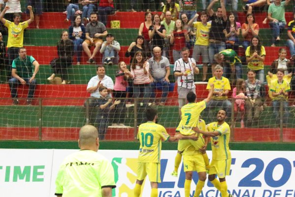 Cinco motivos para assistir a um jogo da Copagril Futsal no gin&aacute;sio Ney Braga