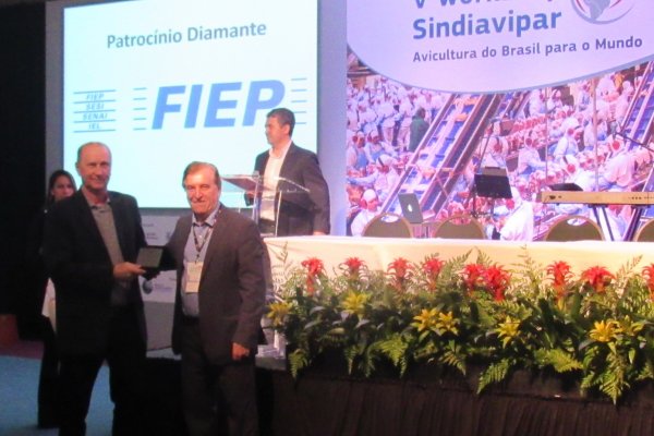 Diretor-presidente da Copagril recebe homenagem do Sindiavipar