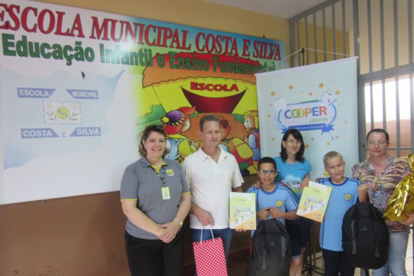 Alunos classificados para a fase estadual das reda&ccedil;&otilde;es do Cooperjovem recebem homenagem da Copagril