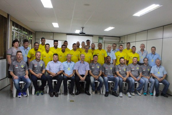 Atletas da Copagril Futsal se apresentam &agrave; diretoria