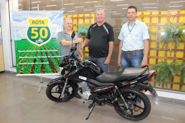 Clientes da Copagril recebem pr&ecirc;mios sorteados no Dia de Campo