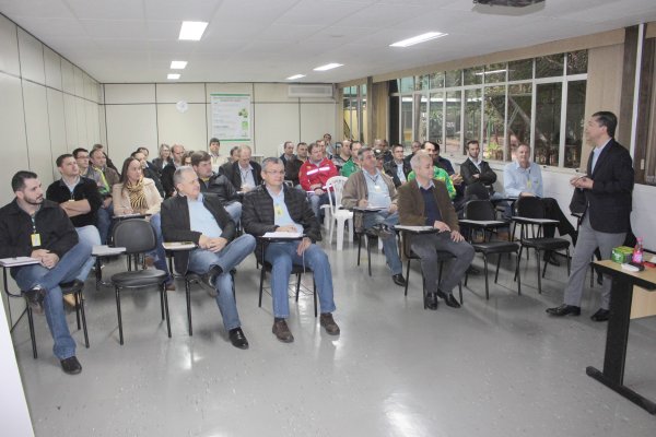 Claudio Shimoyama palestra na Copagril sobre o perfil do novo profissional