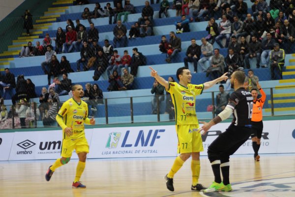 Copagril Futsal goleia o Tubar&atilde;o e sobe na tabela de classifica&ccedil;&atilde;o da Liga Nacional