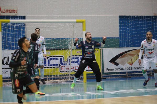 Com defesas brilhantes de Rennan, Copagril bate o Marreco e retoma lideran&ccedil;a da Ouro
