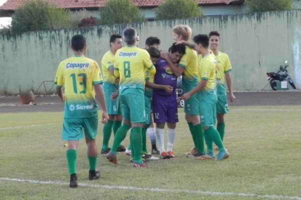 �Her&oacute;i improv&aacute;vel�, terceiro goleiro Lucas pega dois p&ecirc;naltis e leva AACC &agrave; 3&ordf; final em quatro anos