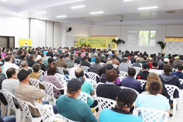 Copagril realiza Semin&aacute;rio de Soja e Milho e homenageia produtores associados