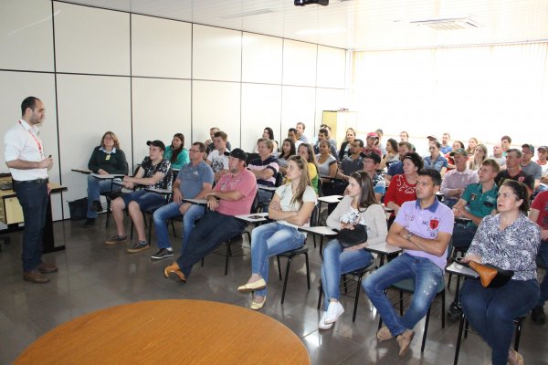 Produtores de su&iacute;nos da Copagril participam de curso para certifica&ccedil;&atilde;o de granjas