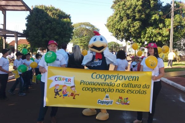Estudantes evidenciam programa Cooperjovem no desfile de 7 de setembro