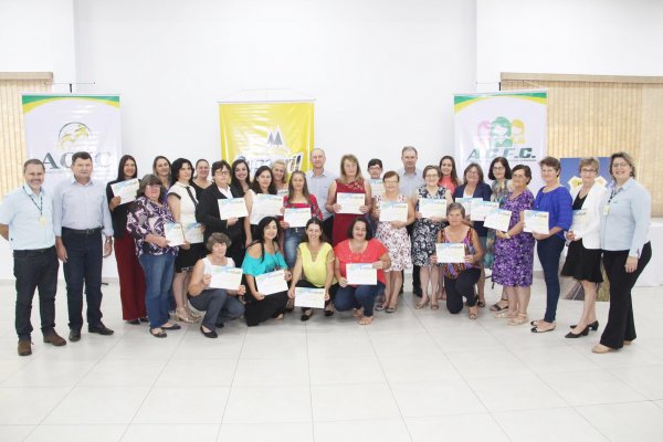 Mulheres e jovens recebem certificados durante formatura do Curso de Lideran&ccedil;a da Copagril