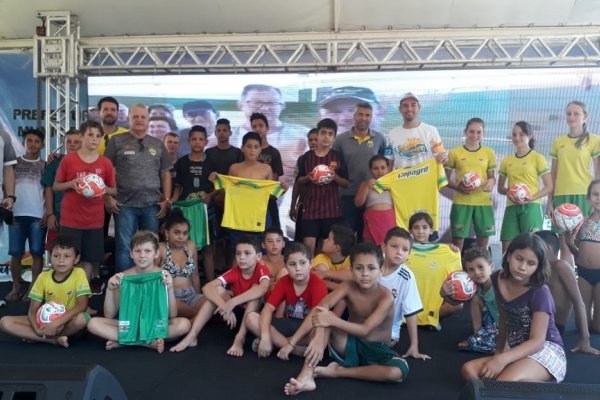 AACC e Prefeitura realizam entrega de material para Escolinha de Futsal de Porto Mendes