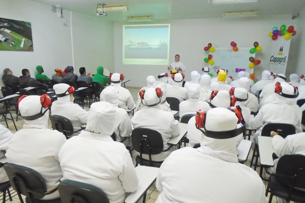 Boas Pr&aacute;ticas de Fabrica&ccedil;&atilde;o s&atilde;o tema de workshop no frigor&iacute;fico da Copagril