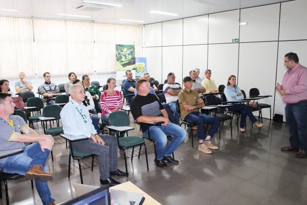 Avicultores da Copagril recebem treinamento sobre biosseguridade