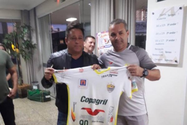 Cantor Leonardo recebe camiseta da AACC Copagril Futsal
