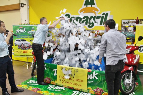 Clientes dos Supermercados Copagril ganham motos em promo&ccedil;&atilde;o