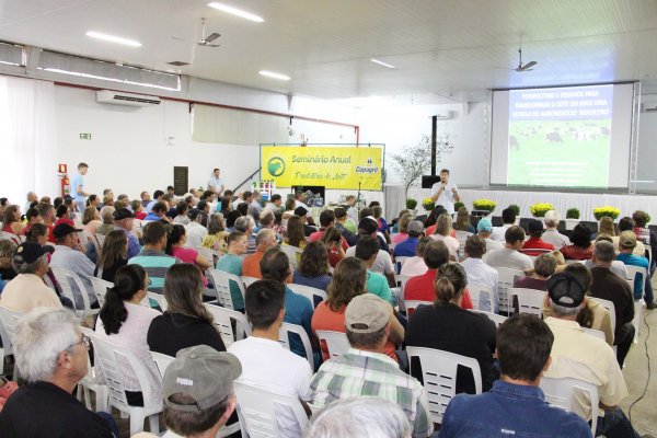 Semin&aacute;rio de Produtores de Leite Copagril homenageia os destaques do Paran&aacute;