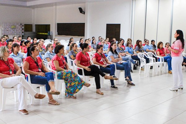Colaboradoras da Copagril recebem orienta&ccedil;&otilde;es sobre c&acirc;ncer de mama