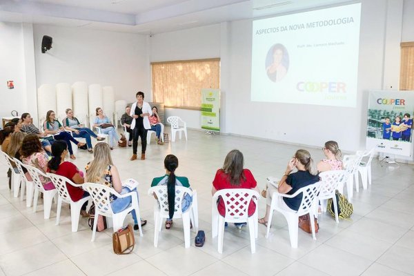 Educadores participam de curso de forma&ccedil;&atilde;o no Cooperjovem