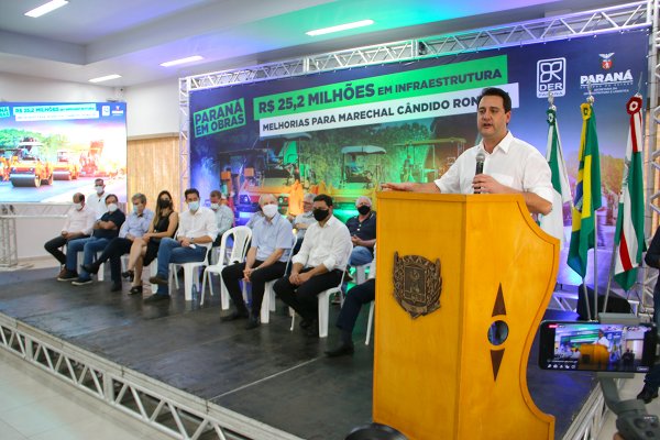 Governador anuncia obras em ato realizado na Associa&ccedil;&atilde;o da Copagril