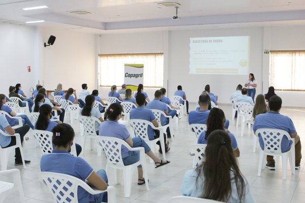 Empregados da Copagril participam de palestra do Setembro Amarelo