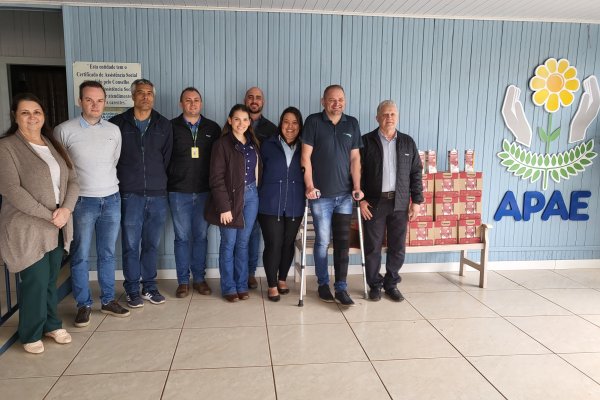 Copagril e Ceva entregam caixas de leite para o asilo e APAE