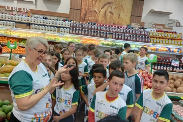 Alunos do Cooperjovem tem aula de aprendizado no Supermercado Copagril.