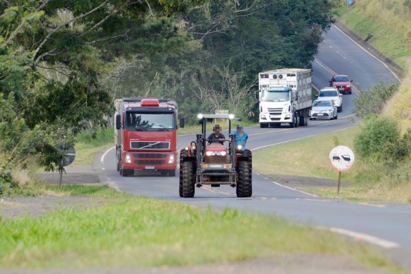 Circula&ccedil;&atilde;o de m&aacute;quinas agr&iacute;colas exige aten&ccedil;&atilde;o nas estradas da regi&atilde;o.