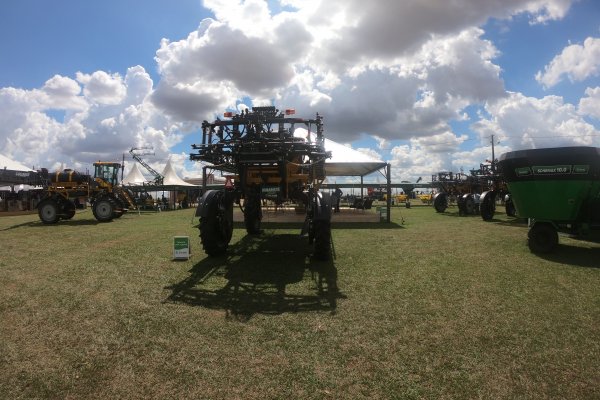 Show de m&aacute;quinas e implementos no Dia de Campo Copagril