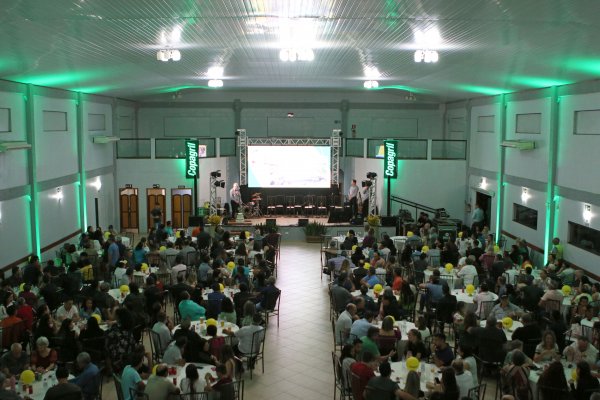 Copagril re&uacute;ne associados de Gua&iacute;ra para comemorar sua trajet&oacute;ria de 53 anos