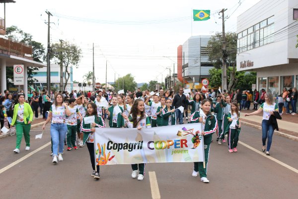 Escolas apoiadas pelo Programa Cooperjovem celebram independ&ecirc;ncia do Brasil e o cooperativismo