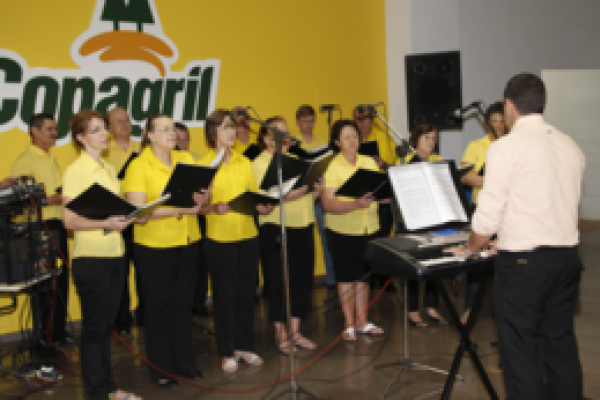 Coral Copagril faz brilhante apresenta&ccedil;&atilde;o no Supermercado Copagril da Avenida Rio Grande do Sul     