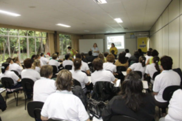 Grupo de mulheres do Paraguai visita Copagril                              