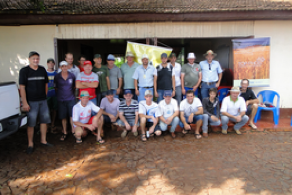 Associados da Copagril participam de Dia de Campo de Aduba&ccedil;&atilde;o de Pastagem e Soja                    