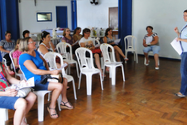 Comit&ecirc;s Femininos recebem orienta&ccedil;&otilde;es sobre manipula&ccedil;&atilde;o de alimentos para o Dia de Campo            