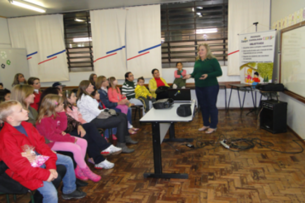 Palestra sobre motiva&ccedil;&atilde;o &eacute; realizada na Escola Crian&ccedil;a Feliz