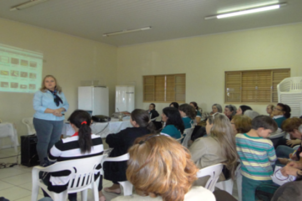 Palestra sobre motiva&ccedil;&atilde;o &eacute; realizada &agrave;s mulheres do Comit&ecirc; Feminino de Maracaj&uacute; dos Ga&uacute;chos