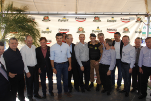 Beto Richa e outras autoridades pol&iacute;ticas visitam estandes da Copagril na Expo Rondon
