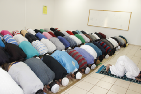 Mu&ccedil;ulmanos que trabalham na UIA celebram final do per&iacute;odo Ramad&atilde;