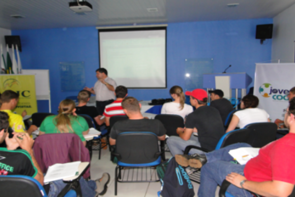 &ldquo;Educa&ccedil;&atilde;o e empreendimento cooperativista&rdquo; &eacute; tema do &uacute;ltimo m&oacute;dulo do curso Jovemcoop 