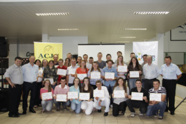 Primeira turma do curso modular Jovemcoop da Copagril realiza formatura