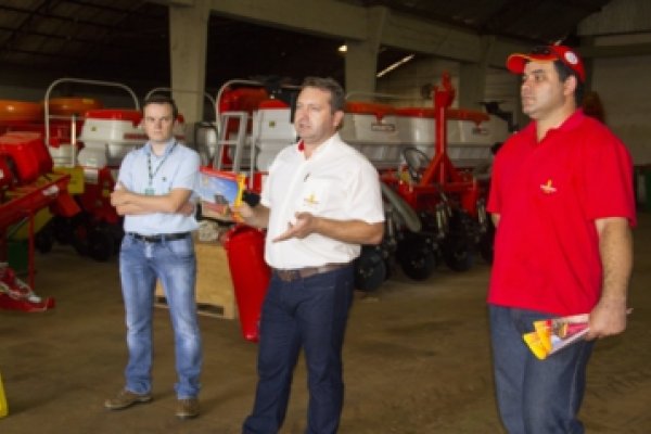 Funcion&aacute;rios e vendedores recebem treinamento da Vence Tudo