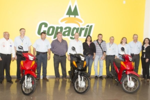 Supermercados Copagril e Huber Alimentos entregam motos sorteadas em promo&ccedil;&atilde;o